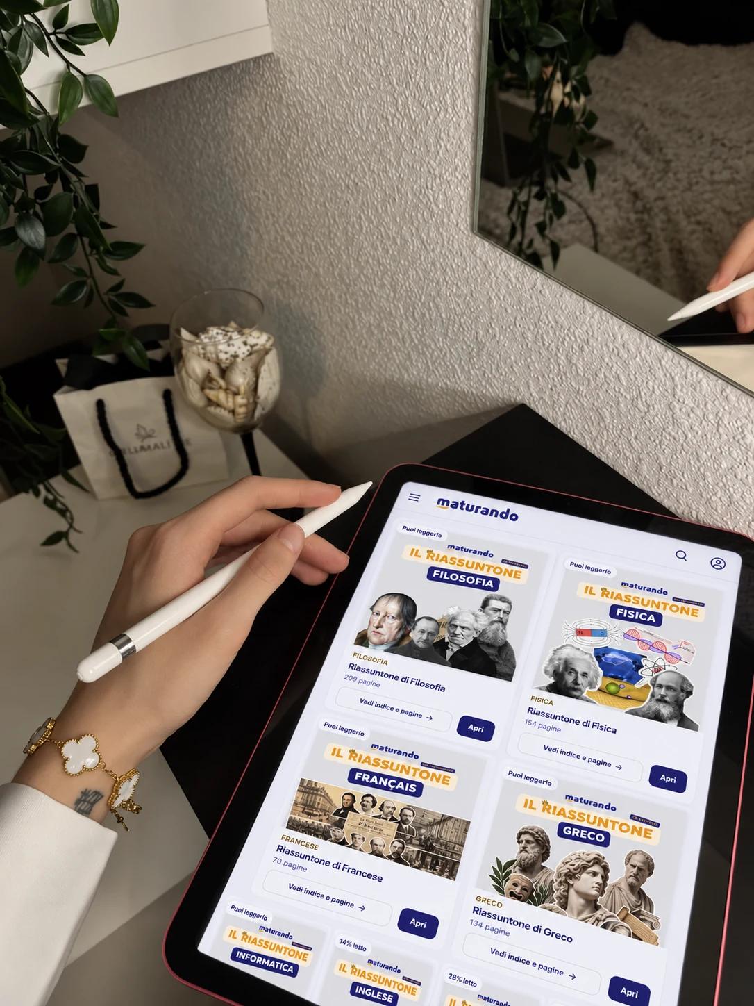Tablet con i Riassuntoni digitali Maturando aperti per lo studio.